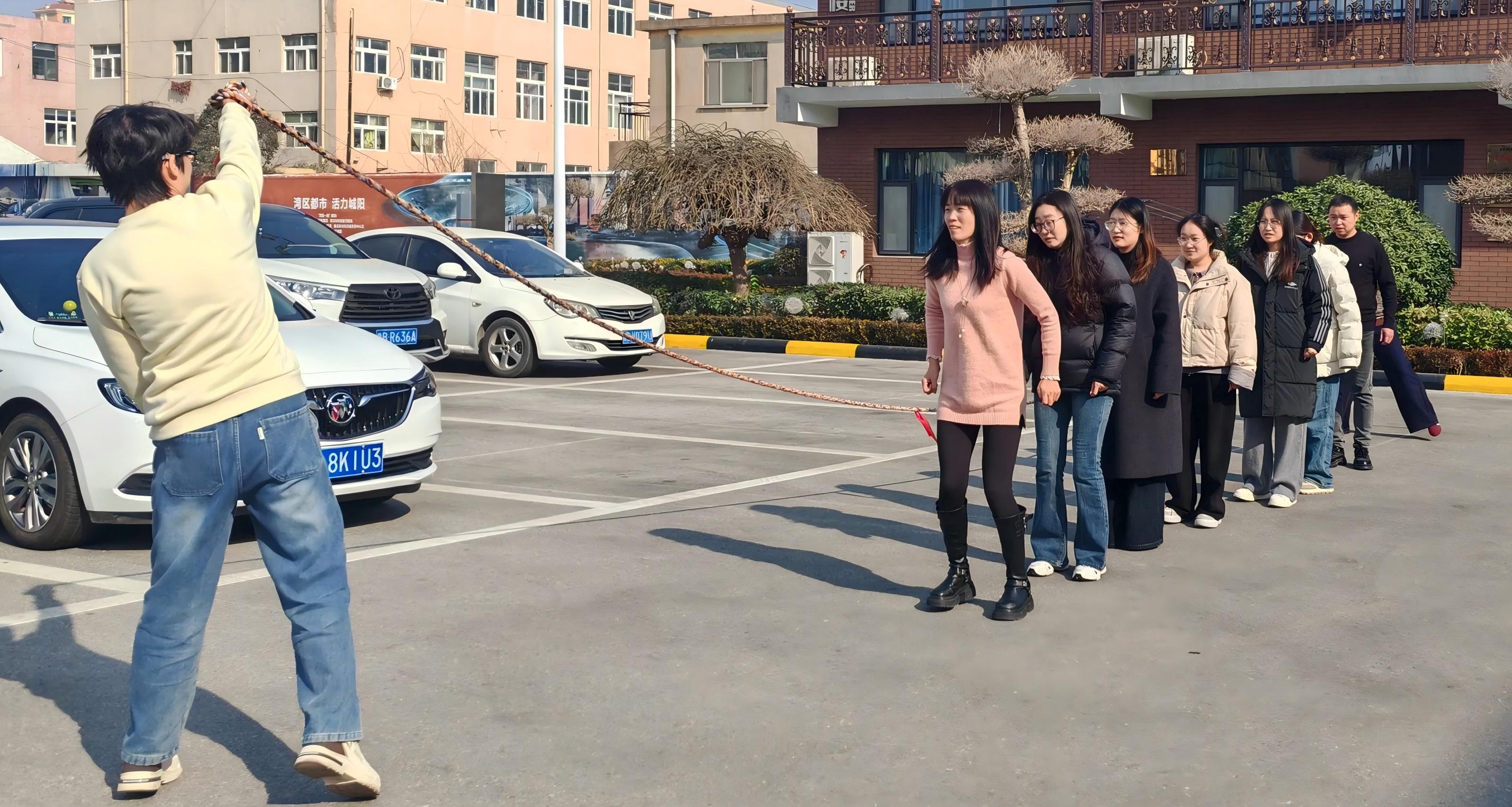 Το Maotong κρατά διασκεδαστικό διελκυστίνδα και σχοινάκι